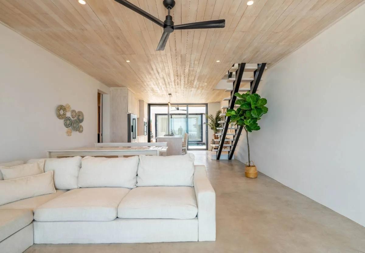 Luxury Beachfront Villa & Income-Producing Property in Caye Caulker - Photo 7