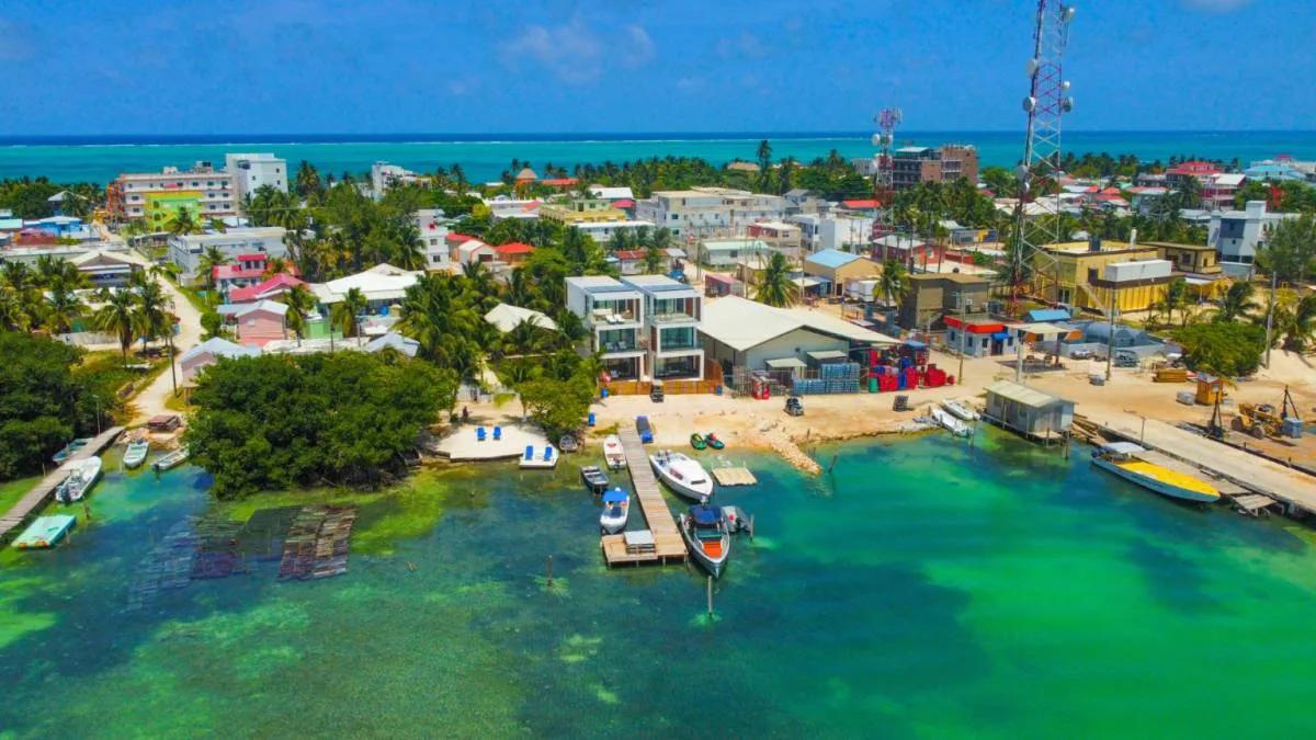 Luxury Beachfront Villa & Income-Producing Property in Caye Caulker - Photo 4