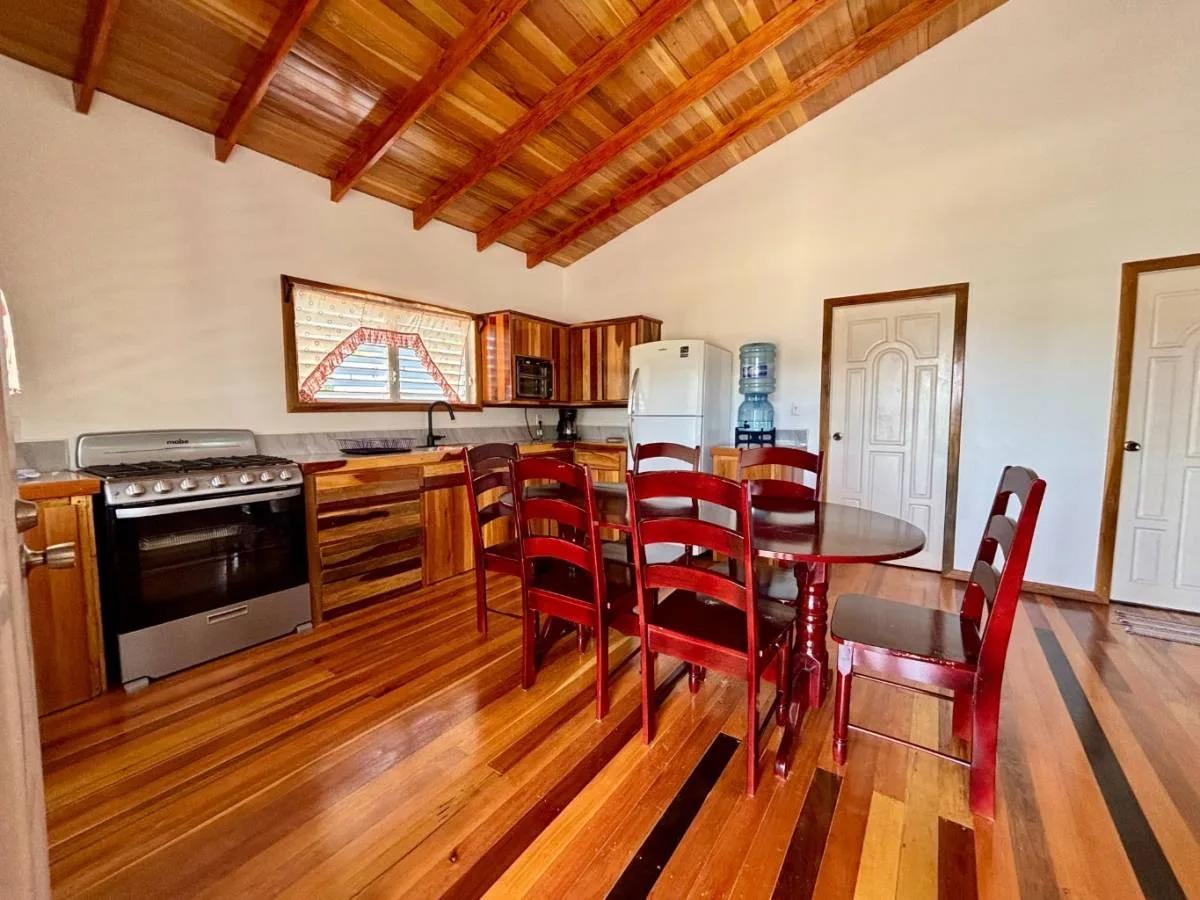 Charming 2 Bedroom Home By the Sea – South Caye Caulker - Photo 5