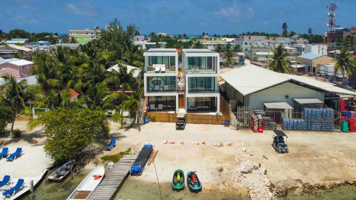 Luxury Beachfront Villa & Income-Producing Property in Caye Caulker - Photo 5