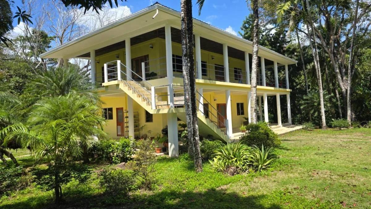 Luxury Tropical Retreat Near the Coast – Cattle Landing Village - Photo 3