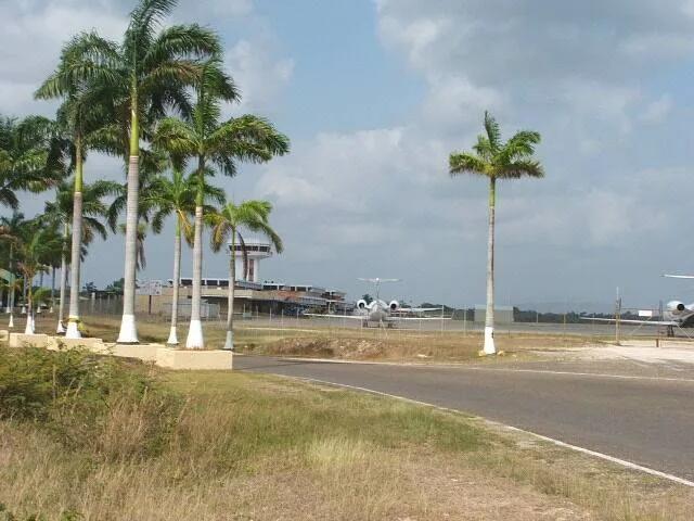 14 acres of riverside land located close to the International Airport and containing a warehouse and - Photo 3
